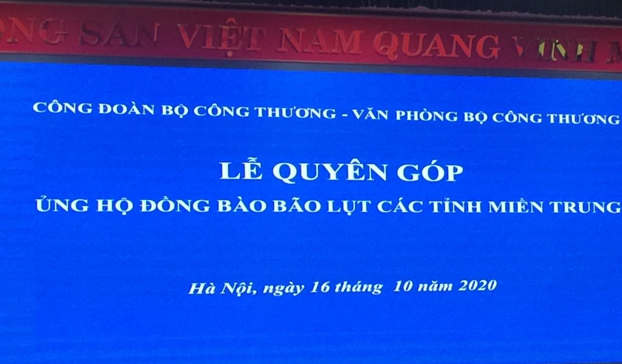 Bộ Công Thương quyên góp ủng hộ đồng bào miền Trung bị thiệt hại do mưa lũ