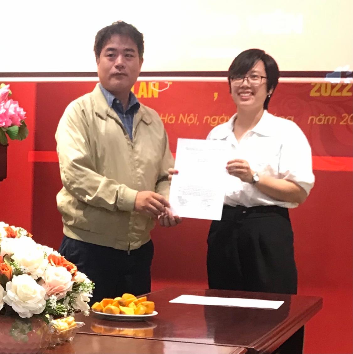 Chi bộ Tạp chí tổ chức lễ kết nạp đảng viên mới