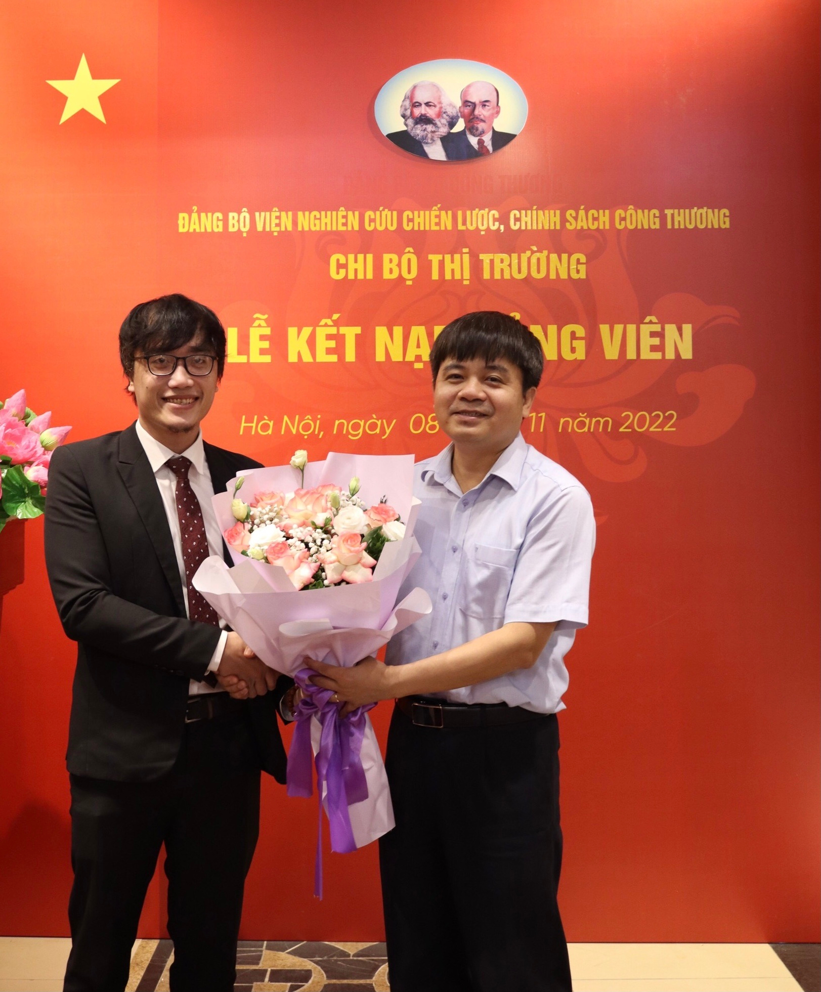 Chi bộ Thị trường tổ chức lễ kết nạp đảng viên mới