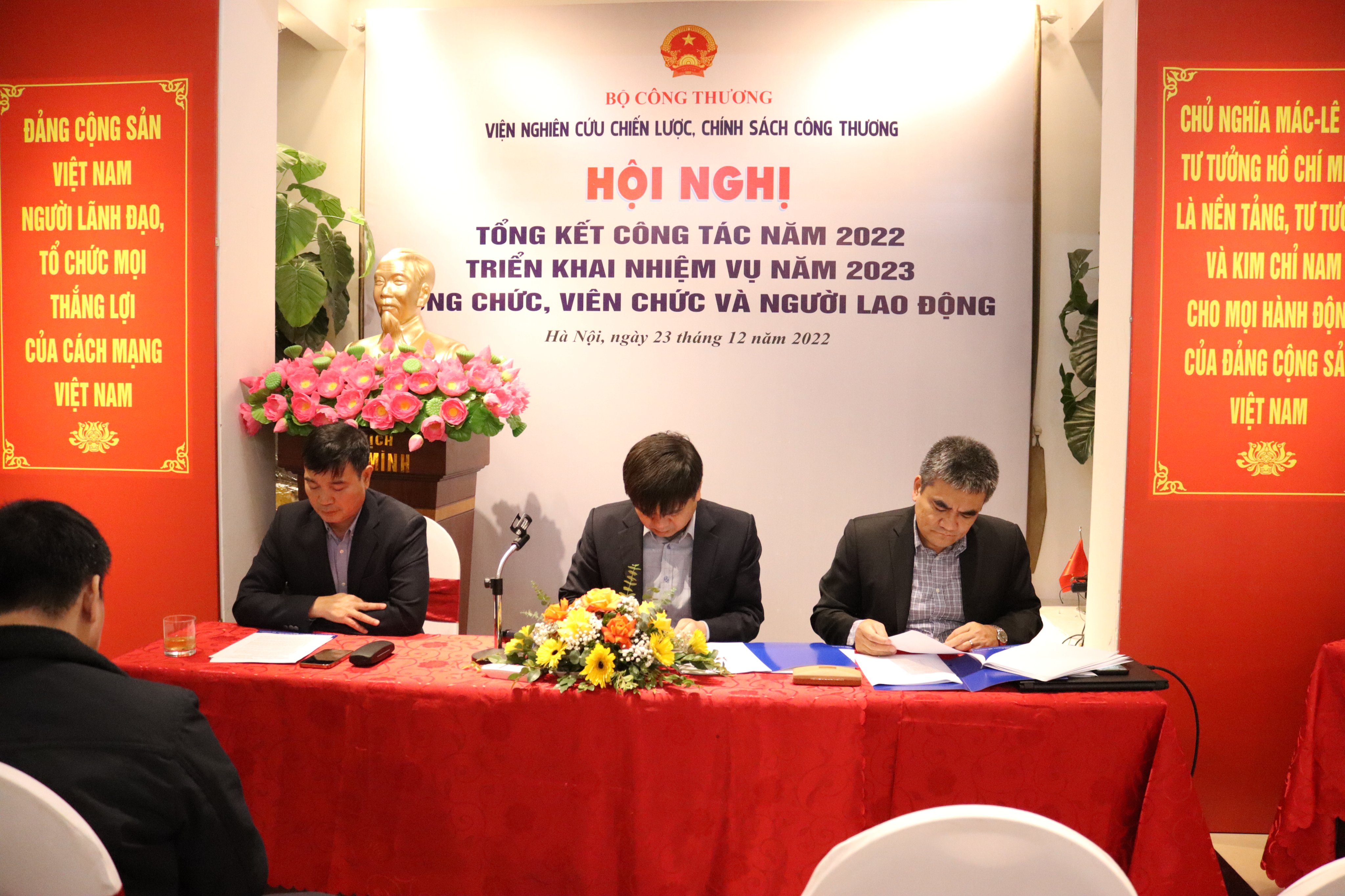 Hội nghị tổng kết công tác năm 2022, triển khai nhiệm vụ năm 2023 và  Hội nghị CCVC, người lao động Viện Nghiên cứu Chiến lược, Chính sách Công Thương năm 2022