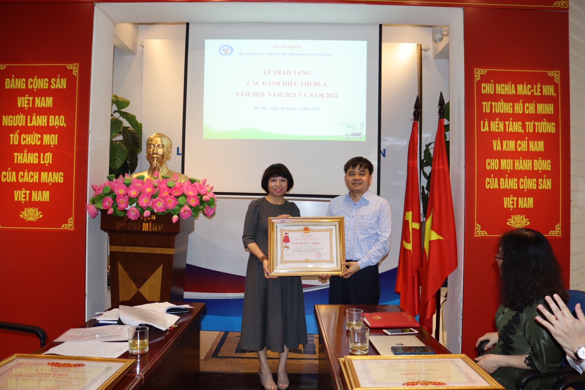 Lễ trao tặng các danh hiêu thi đua cho các tập thể và cá nhân đã hoàn thành xuất sắc nhiệm vụ trong các năm 2020, 2021, 2022