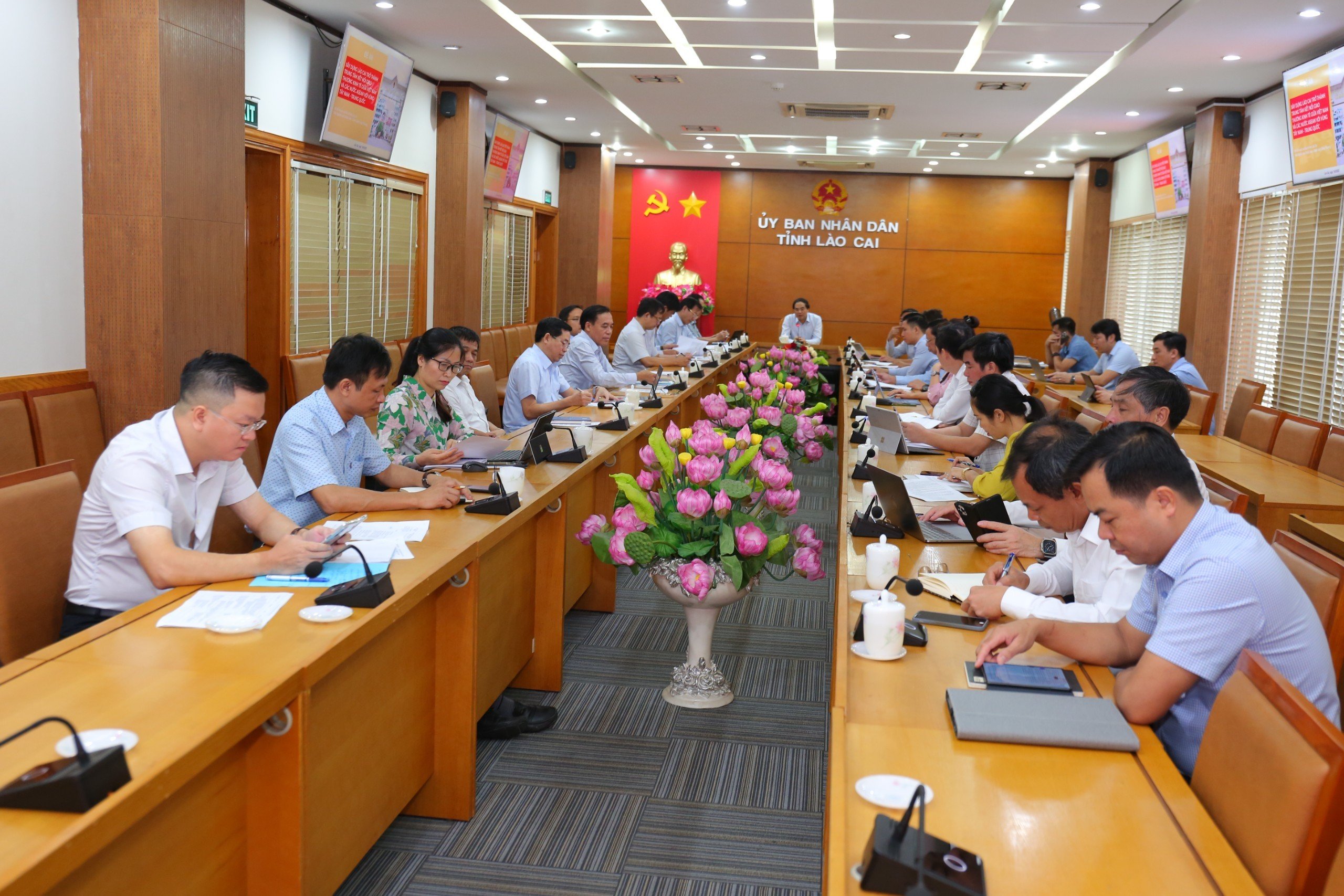 Đoàn công tác của Viện Nghiên cứu Chiến lược, Chính sách Công Thương và Nhóm tư vấn thực hiện đề án “Đưa Lào Cai trở thành trung tâm kết nối giao thương kinh tế giữa Việt Nam và các nước ASEAN với vùng Tây Nam Trung Quốc” làm việc tại tỉnh Lào Cai.