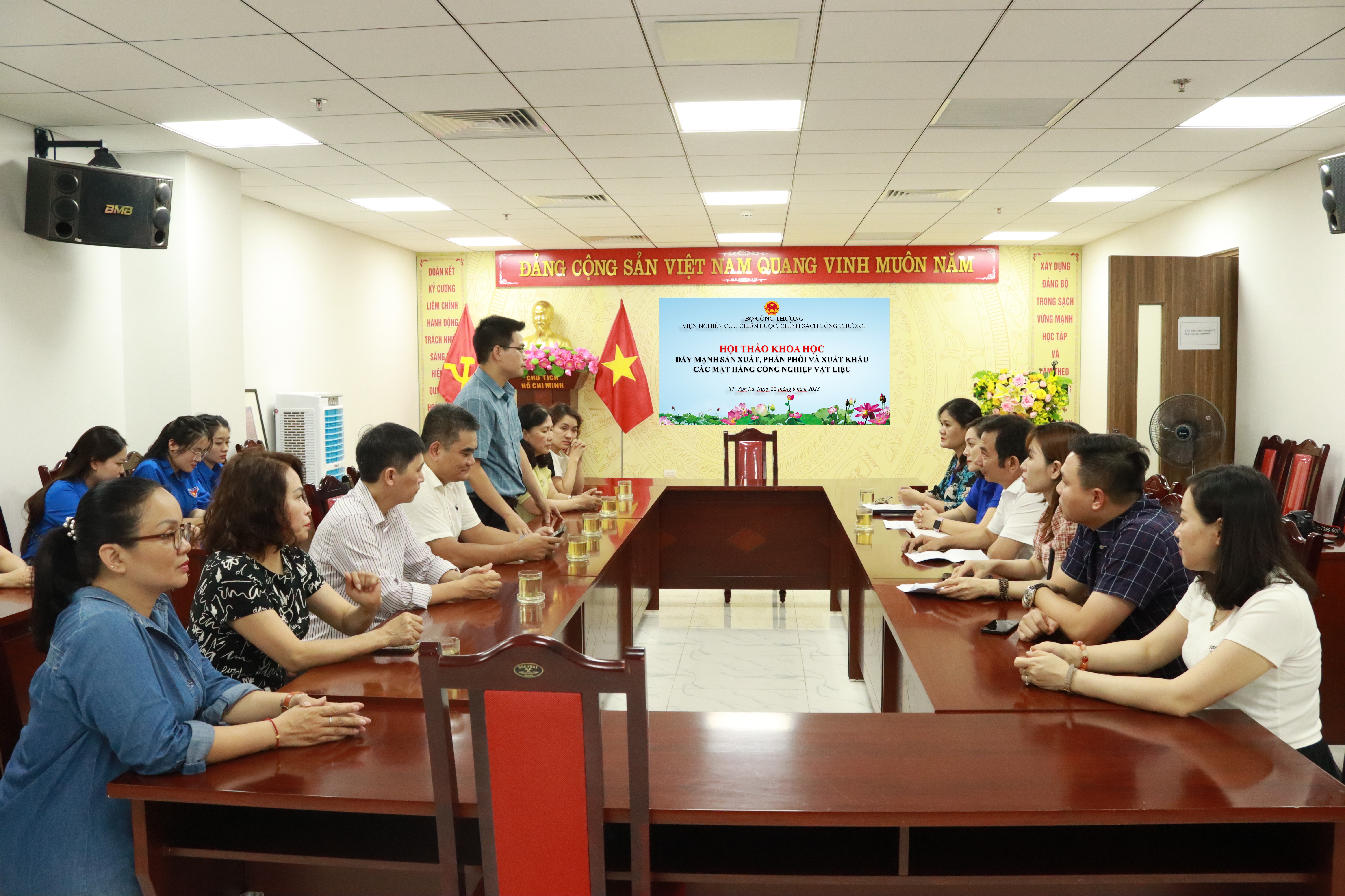 Đoàn công tác Viện Nghiên cứu chiến lược, chính sách Công Thương thực hiện chuỗi hội thảo “Đẩy mạnh xuất khẩu các mặt hàng công nghiệp nền tảng của Việt Nam” tại tỉnh Sơn La