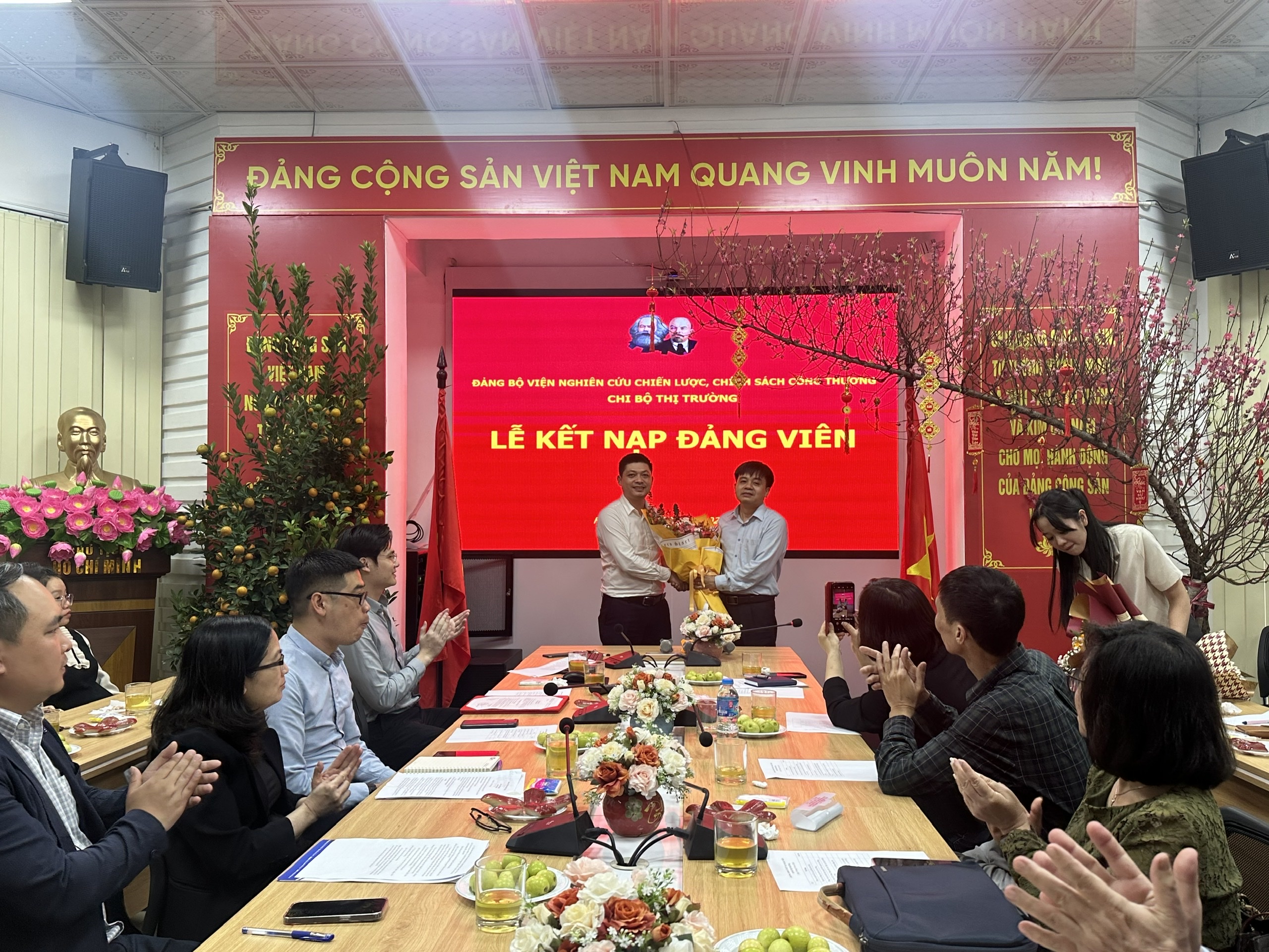 Chi bộ Thị trường tổ chức Lễ kết nạp Đảng viên mới