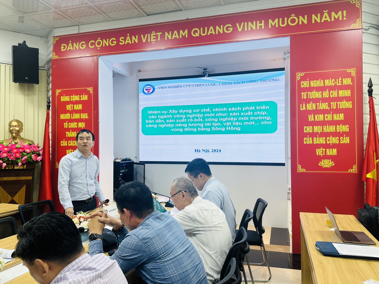 Hội thảo nhiệm vụ “ Xây dựng cơ chế, chính sách phát triển các ngành công nghiệp mới như: sản xuất chíp, bán dẫn, sản xuất rô-bốt, công nghiệp môi trường, công nghiệp năng lượng tái tạo, vật liệu mới ...  cho đồng bằng Sông Hồng”.