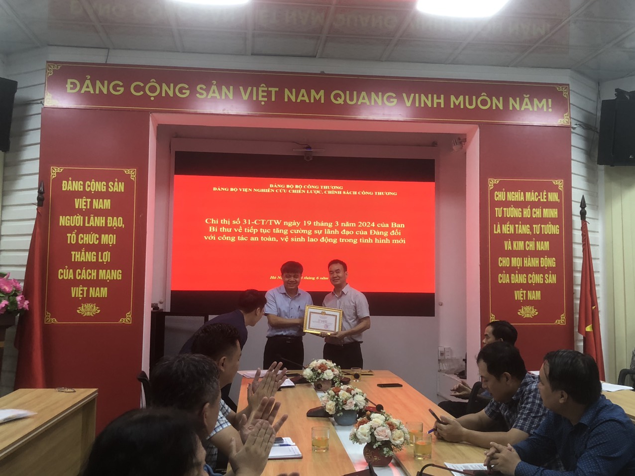 Đảng bộ Viện tổ chức Hội nghị phổ biến và quán triển các văn bản của Đảng và trao Giấy khen Đảng viên hoàn thành xuất sắc nhiệm vụ 5 năm liền 2019 - 2023.