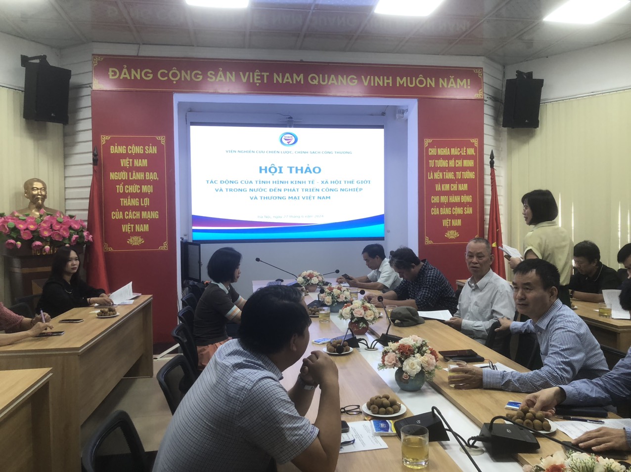 Hội thảo “Tác động của tình hình kinh tế - xã hội thế giới và trong nước đến phát triển công nghiệp - thương mại Việt Nam.”